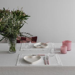 Seasons Love Collection Tallerken Hjerte Krem 20cm, dekorerte bordsetting med stilige blomster og lys, ideell for spesielle måltider.