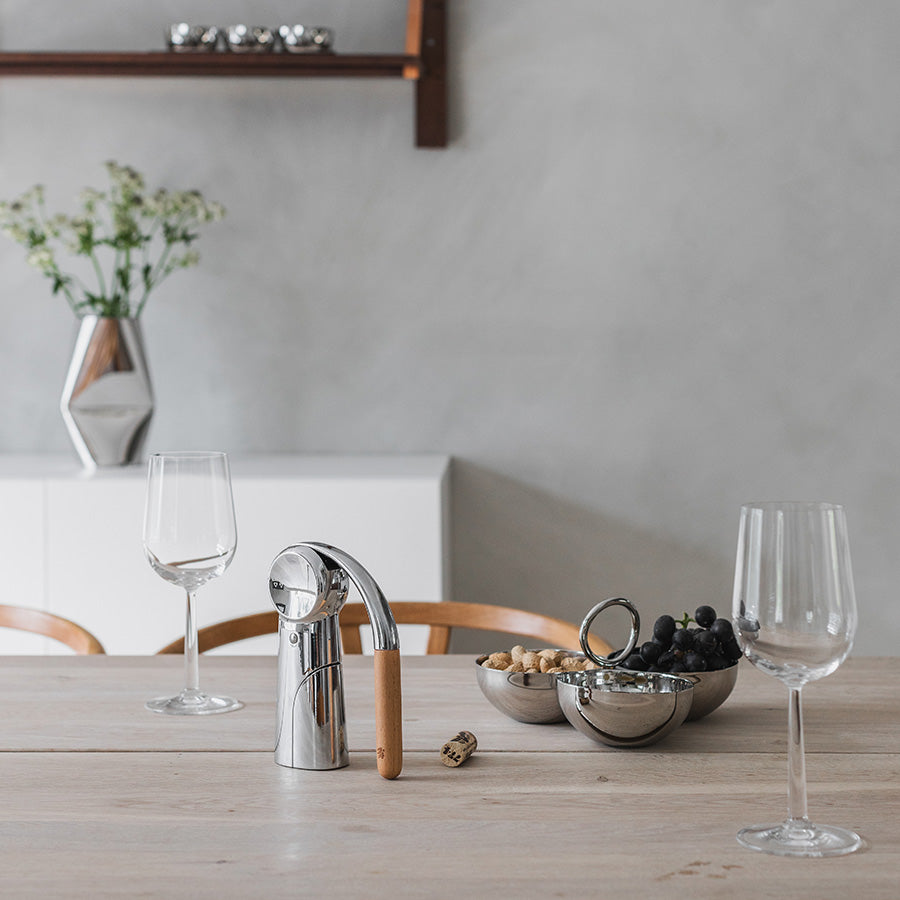 Vinopptrekker fra Løve Vinje i et moderne kjøkkenmiljø, med vinglass og snacks på bordet, ideell for vinelskere.