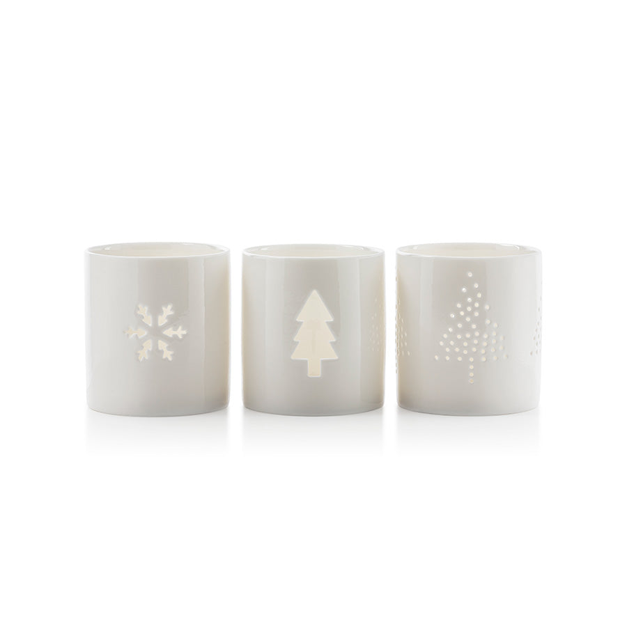 Porsgrunds Porselænsfabrik PP Jul Lyslykt Vinter 3pk 8cm - tre porselenslykter med utskårne vintermotiver som snøfnugg og juletrær, skaper et stemningsfullt lys på bordet.