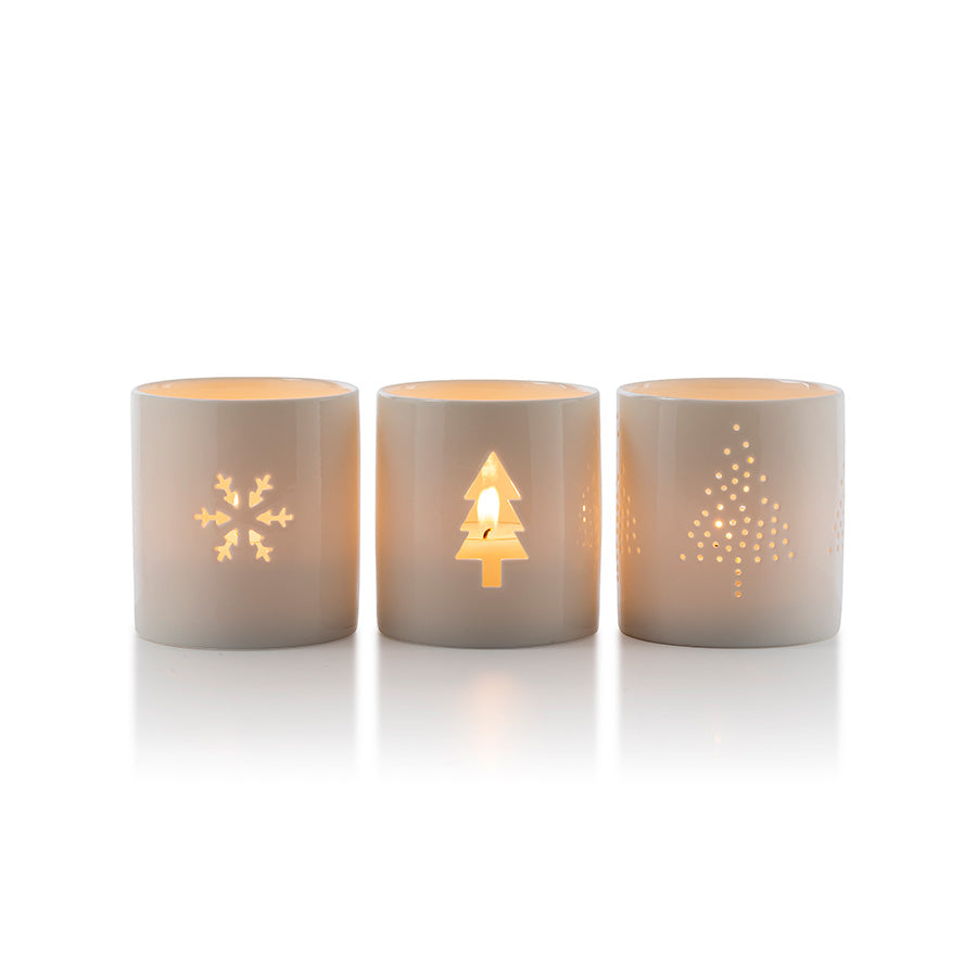 Porsgrunds Porselænsfabrik PP Jul Lyslykt Vinter 3pk 8cm - tre porselenslykter opplyst med mykt lys, med detaljer av snøfnugg og juletrær, ideelle for å skape julehygge.