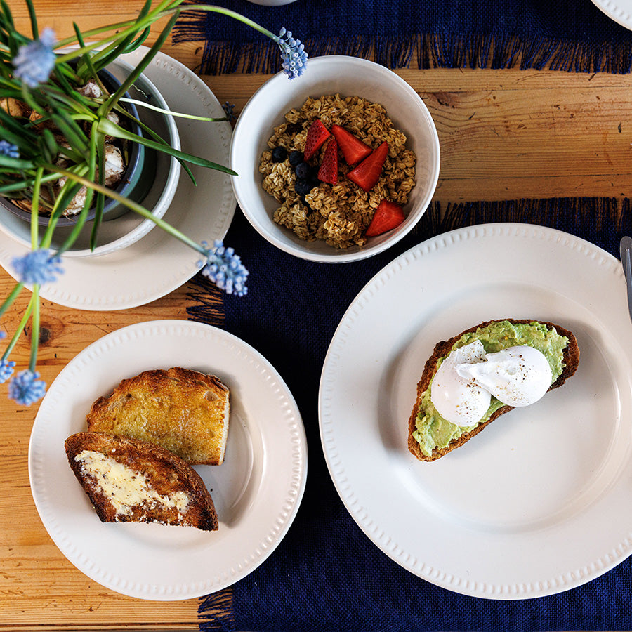 Mikasa middagsservise i en helhetlig setting, ideelt for middagsfester med moderne og stilfull estetikk.