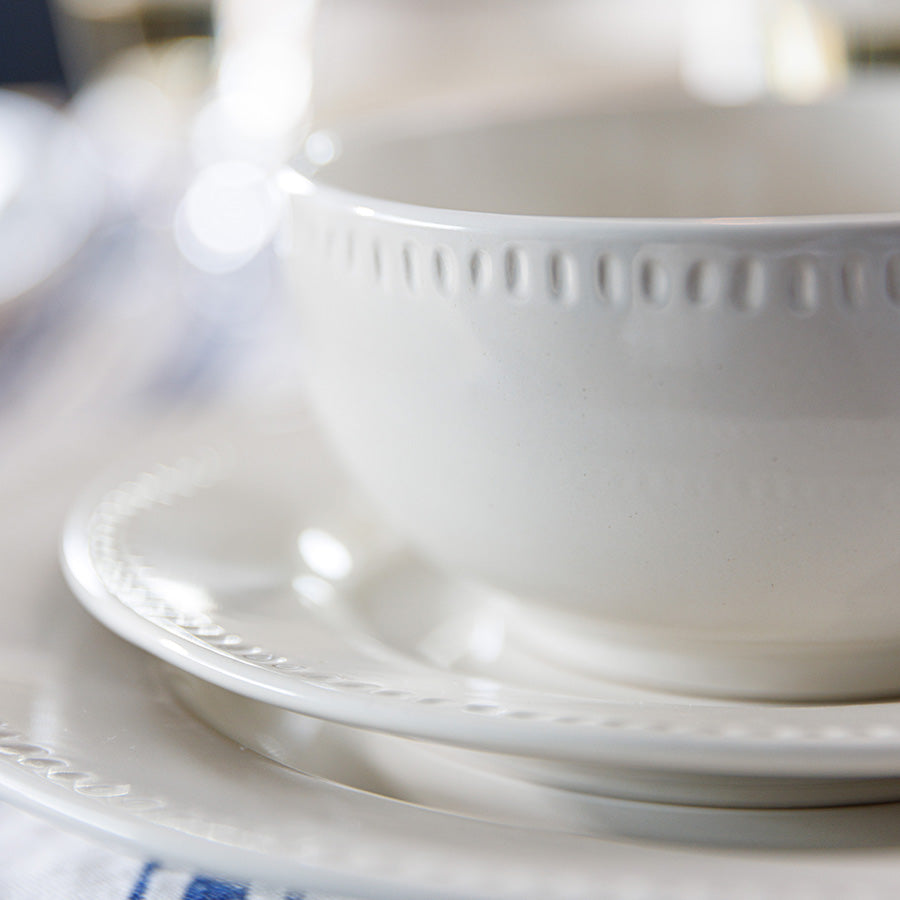 Mikasa middagsservise sett for 4 personer, inkludert tallerkener og boller, med delikat håndlaget uttrykk.