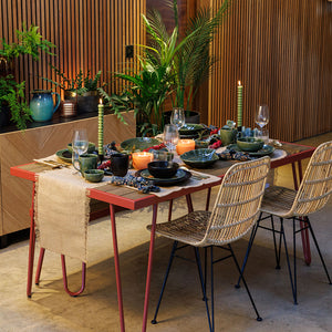 Elegant borddekkingside med Mikasa Middagsservise Jardin Midnight 12 Deler Sort, vist på et dekket bord med planter, telys og stilige servise-elementer.