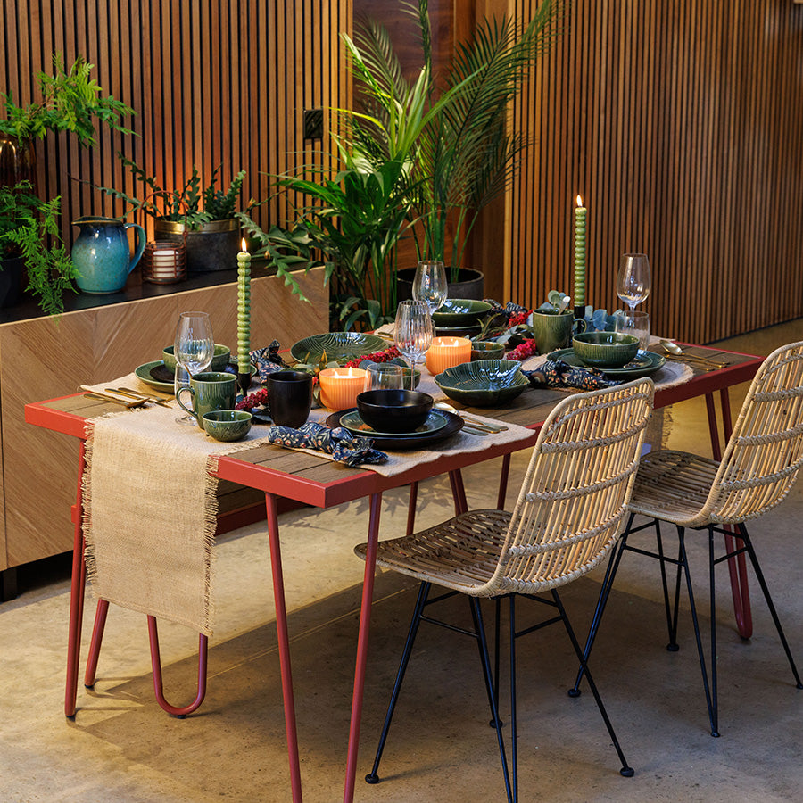 Elegant borddekkingside med Mikasa Middagsservise Jardin Midnight 12 Deler Sort, vist på et dekket bord med planter, telys og stilige servise-elementer.