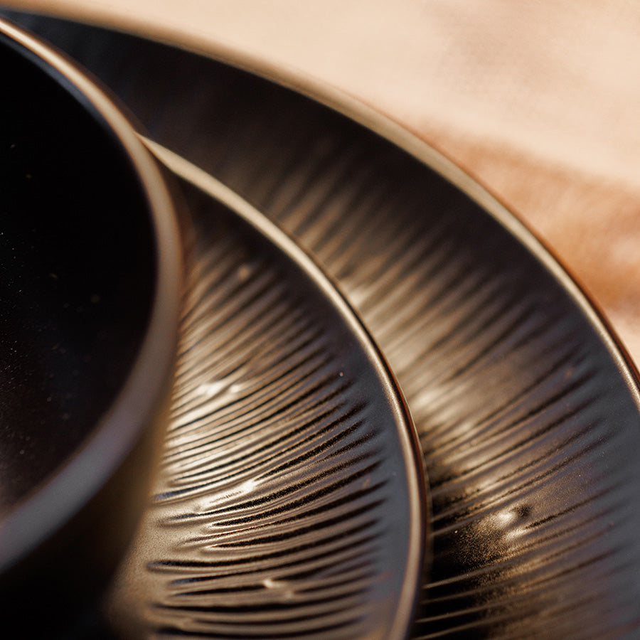 Nærbilde av Mikasa Middagsservise Jardin Midnight 12 Deler Sort som fremhever den unike, pregete detaljeringen i stentøyets matte svarte finish.