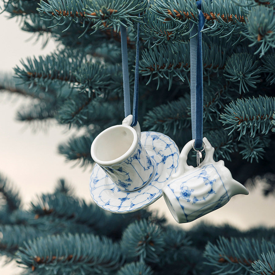 Porsgrund Porselænsfabrik Stråmønster Kopp og Skål Mini Ornament, miniatyr kopp og kanne henger fra en juletre med blå fløyelssnor.