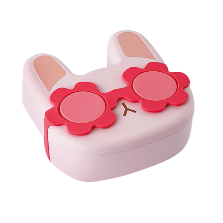Minis Play Matboks Kanin RPET 700ml Rosa, en sjarmerende matboks formet som en kanin med blomsterformede lokk, perfekt for barnas lunsj. Bærekraftig design laget av resirkulerte materialer.