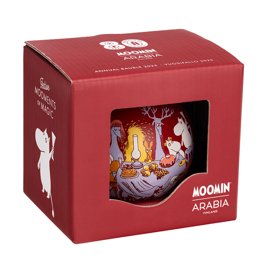 Elegant gaveeske til Moomin Arabia julekule 2025, som representerer Mummitrollets 80-årsjubileum, perfekt for gaver.