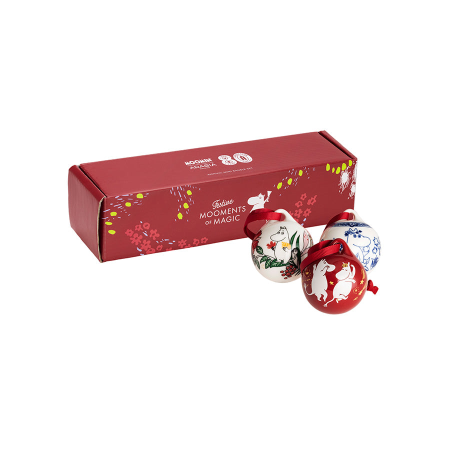 Gaveeske med tre julekuler fra Moomin Arabia, glitrende dekorasjoner som feirer julemagi med Mummitema, ideelle som julegave.