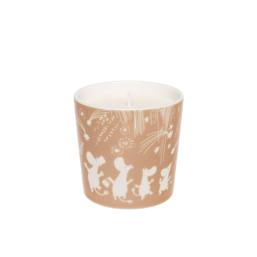 Moomin Arabia Festlige Stunder Mummi stearinlys i keramikk, med motiv av Mummitrollet og venner under stjerneskudd og fyrverkeri. Designet passer perfekt til høytider som vertinnegave eller dekorasjon.