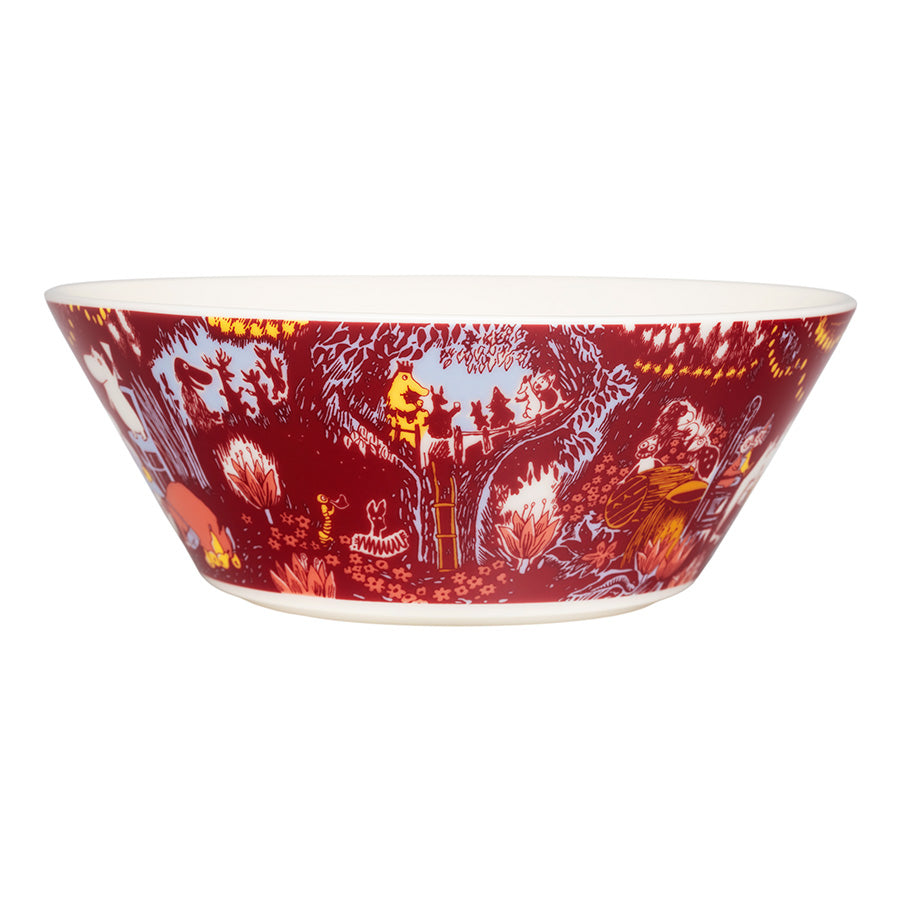 Sidevinkel av Mummi bolle fra Moomin Arabia, dekorert med farger og nostalgiske scener fra Mummidalen.