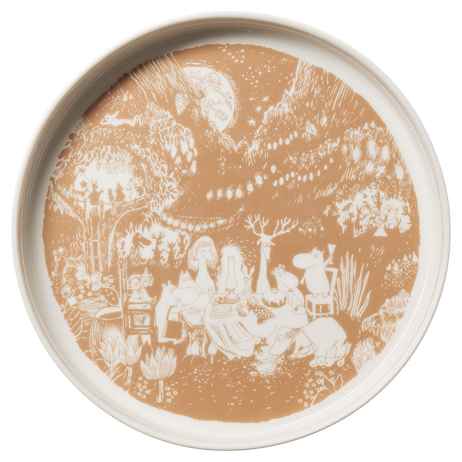 Utsikt over Moomin Arabia paiform med detaljert illustrasjon av Mummifamilien til fest, 28 cm i diameter.