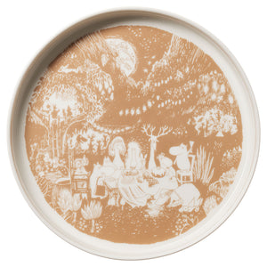 Utsikt over Moomin Arabia paiform med detaljert illustrasjon av Mummifamilien til fest, 28 cm i diameter.