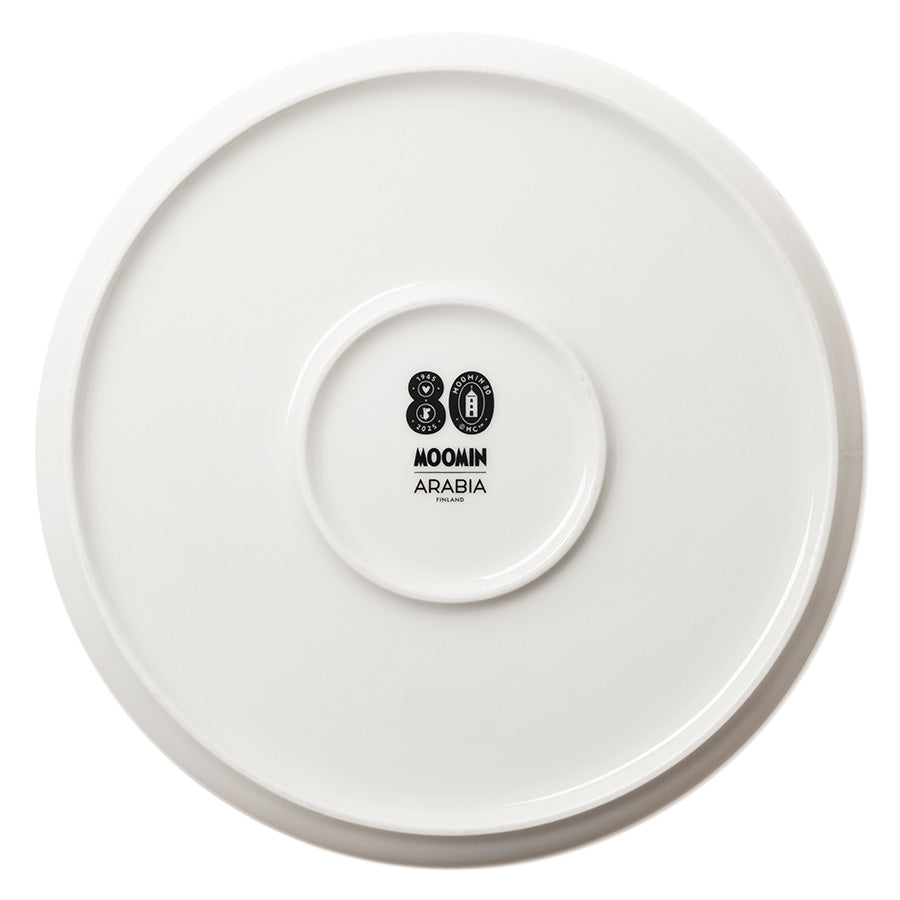 Baksiden av Moomin Arabia paiform som viser jubileumsetikett, en del av den 80-års feiringen av Mummitrollet.