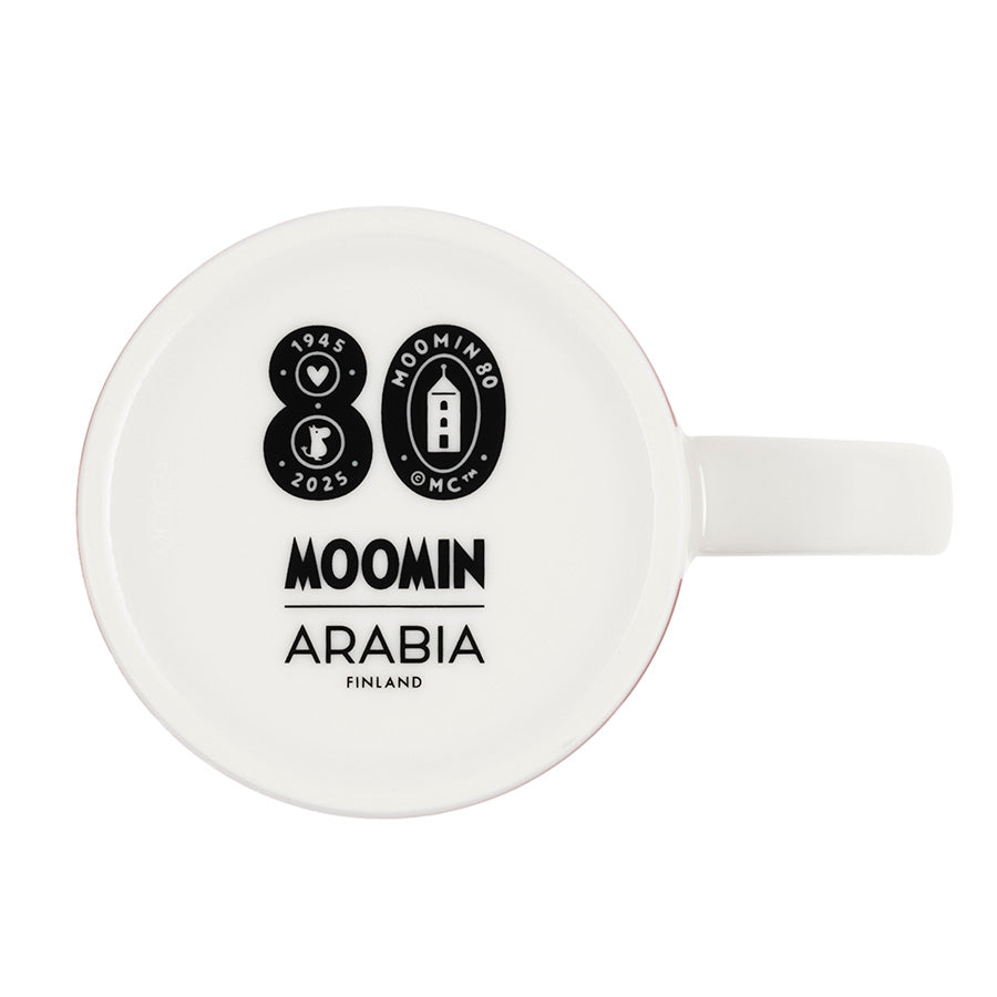 Bunnen av Moomin Arabia Mummikopp med logo som markerer Mummitrollets 80-årsjubileum.