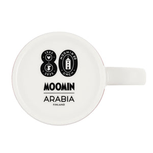 Bunnen av Moomin Arabia Mummikopp med logo som markerer Mummitrollets 80-årsjubileum.