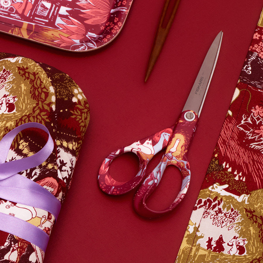 Moomin Arabia universalsaks i Mummi-design, plassert på et dekorativt bord, ideell for håndarbeid og kjøkkenbruk.