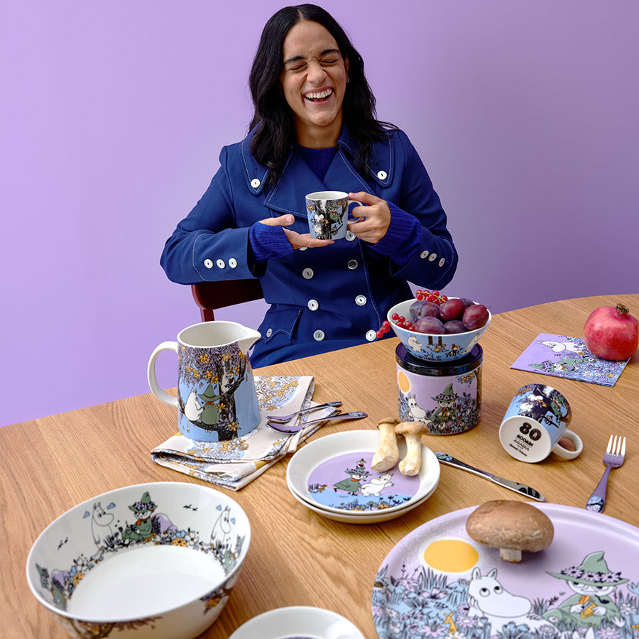MOOMIN ARABIA: Moomin Arabia Mummi Mugge 1L Venner for livet Mugge brukt ved borddekking med Mummitroll-servise til frokost og kaffe
