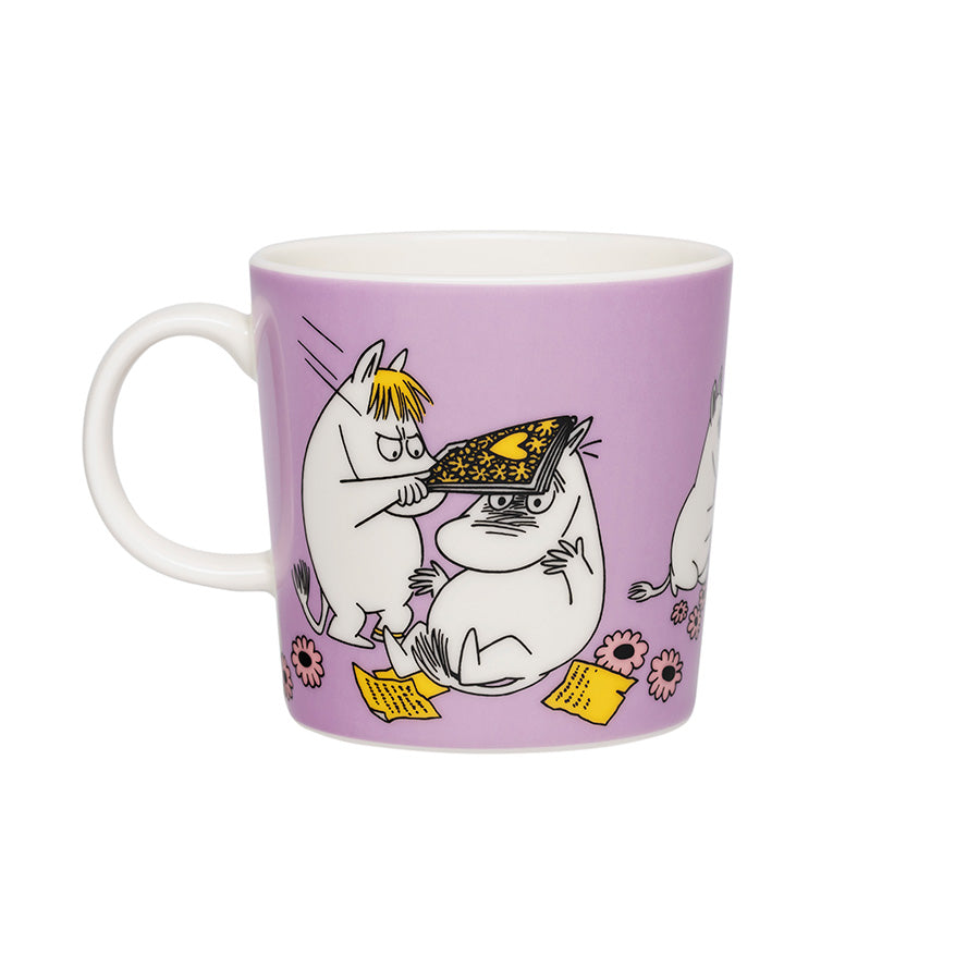 Mummi kopp i lys lilla med illustrasjoner av Mummitroll og Snorkfrøken som leker, perfekt for te eller kaffe.