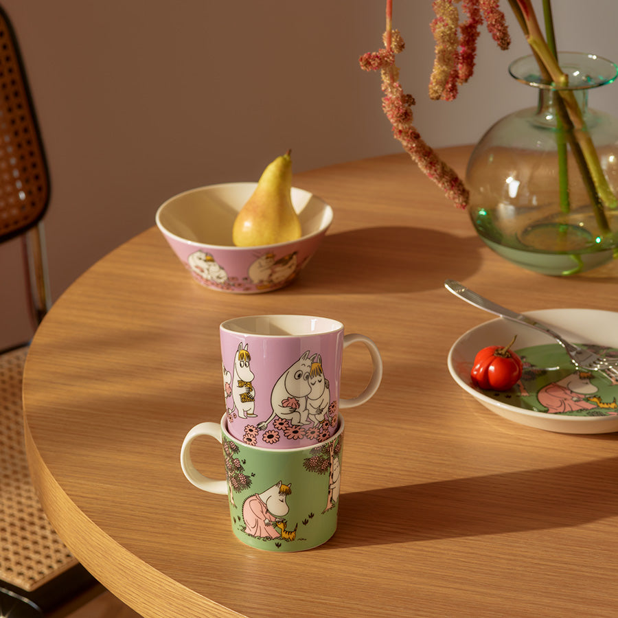 Stabel av Mummi kopper i kjærlige farger, ideelt for kaffe og te i selskap med Mummi-servise.