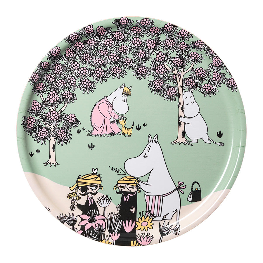 Dekorativt Moomin serveringsbrett med Mummifamilien i hagen, fremstilt i laminert bjørk, perfekt for servering eller veggdekor.