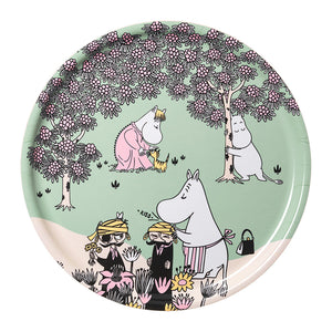 Dekorativt Moomin serveringsbrett med Mummifamilien i hagen, fremstilt i laminert bjørk, perfekt for servering eller veggdekor.