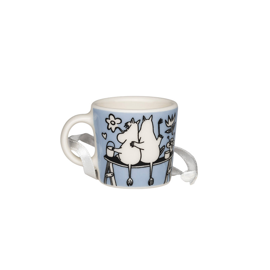 Minikopp fra Moomin Arabia med Snorkfrøken og Mummitrollet som sitter sammen, ideell for samlere eller gave.