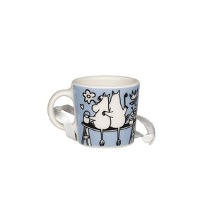 Minikopp fra Moomin Arabia med Snorkfrøken og Mummitrollet som sitter sammen, ideell for samlere eller gave.