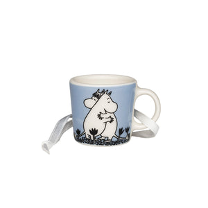Moomin Arabia minikopp med Snorkfrøken og Mummitrollet på blå bakgrunn, perfekt til samlere.
