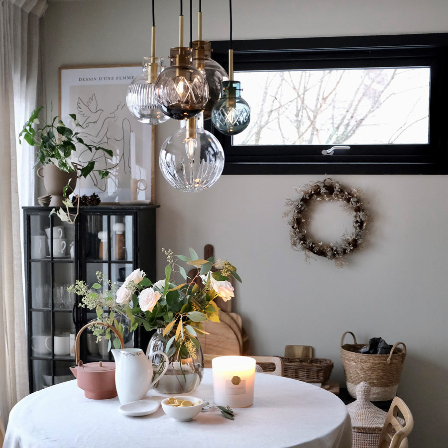 Hadeland Glassverk krystallkule taklampe over et dekket bord, viser lampe i elegant interiør med nydelig belysning og stilige detaljer.