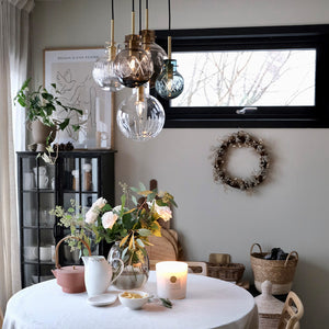 Hadeland Glassverk krystallkule taklampe over et dekket bord, viser lampe i elegant interiør med nydelig belysning og stilige detaljer.