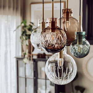 Hadeland Glassverk krystallkule taklampe hengende over et bord, detaljerte krystaller gir et sofistikert uttrykk med naturlig belysning.