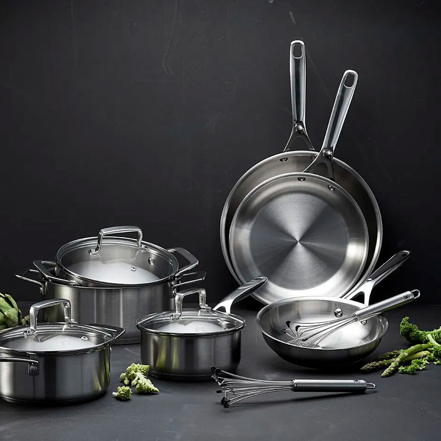 Samling av Morsø stekepanner og kasseroller i rustfritt stål, perfekt for presis matlaging på kjøkkenet.