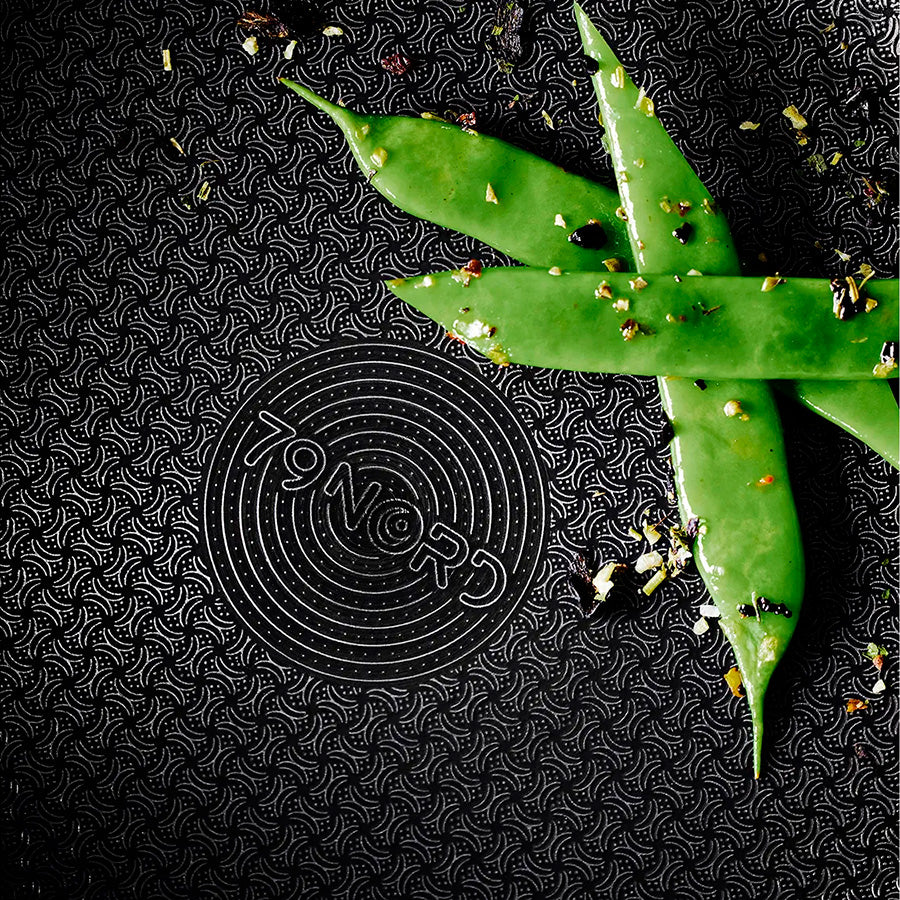 Nærbilde av bunnen av Morsø 79Nord stekepanne 24 cm, med et unikt mønster og merke, perfekt for kreativ matlaging.