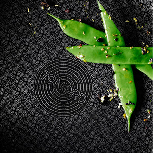 Nærbilde av bunnen av Morsø 79Nord stekepanne 24 cm, med et unikt mønster og merke, perfekt for kreativ matlaging.