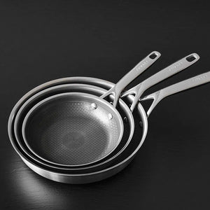 Tre Morsø 79Nord stekepanner stablet sammen, laget av rustfritt stål med keramisk non-stick belægning, ideelt for profesjonell matlaging.