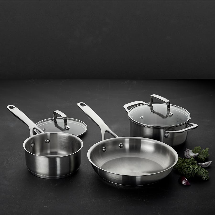 Morsø 5-dels gryte- og stekepannesett i rustfritt stål, vist med to gryter, en stekepanne, og glasslokk. Elegant presentert på mørk bakgrunn, perfekt for moderne kjøkken.