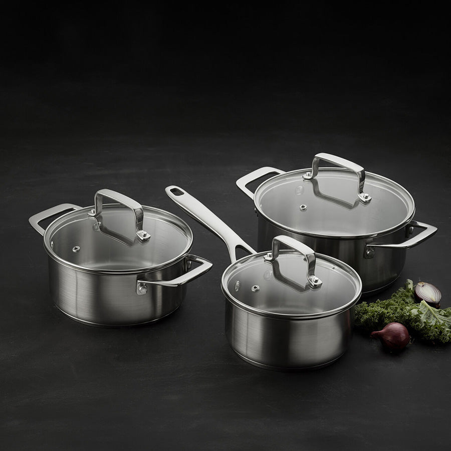 Elegant Morsø 79NORD grytesett med tre gryter i rustfritt stål, utstyrt med glasslokk. Grytene er designet for effektiv matlaging og tåler bruk i ovn.