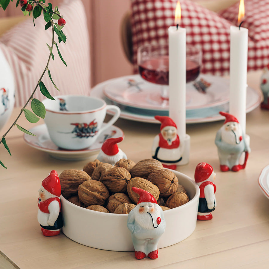 Porsgrunds Porselænsfabrik Nisseservise Mor/Far Bolle 16,5 cm fylt med valnøtter, dekorert med sjarmerende nisser, ideell for juledekor.