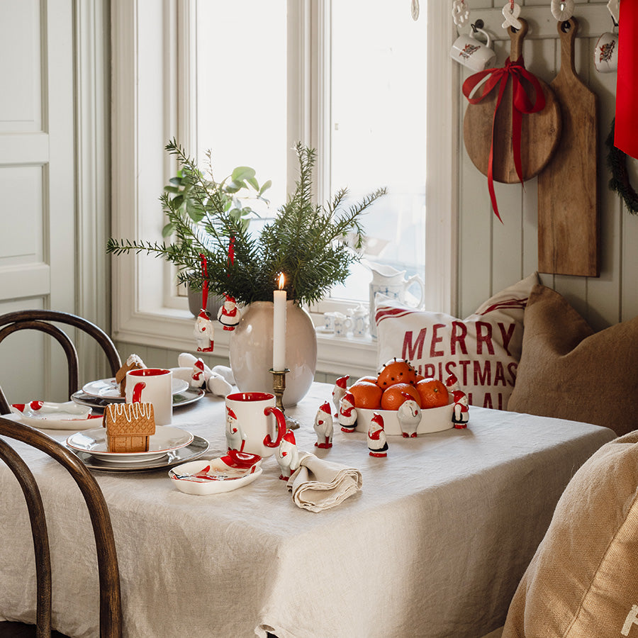 Nissefar-figur fra Porsgrunds Nisseservise på julepyntet spisebord med servise og granbar