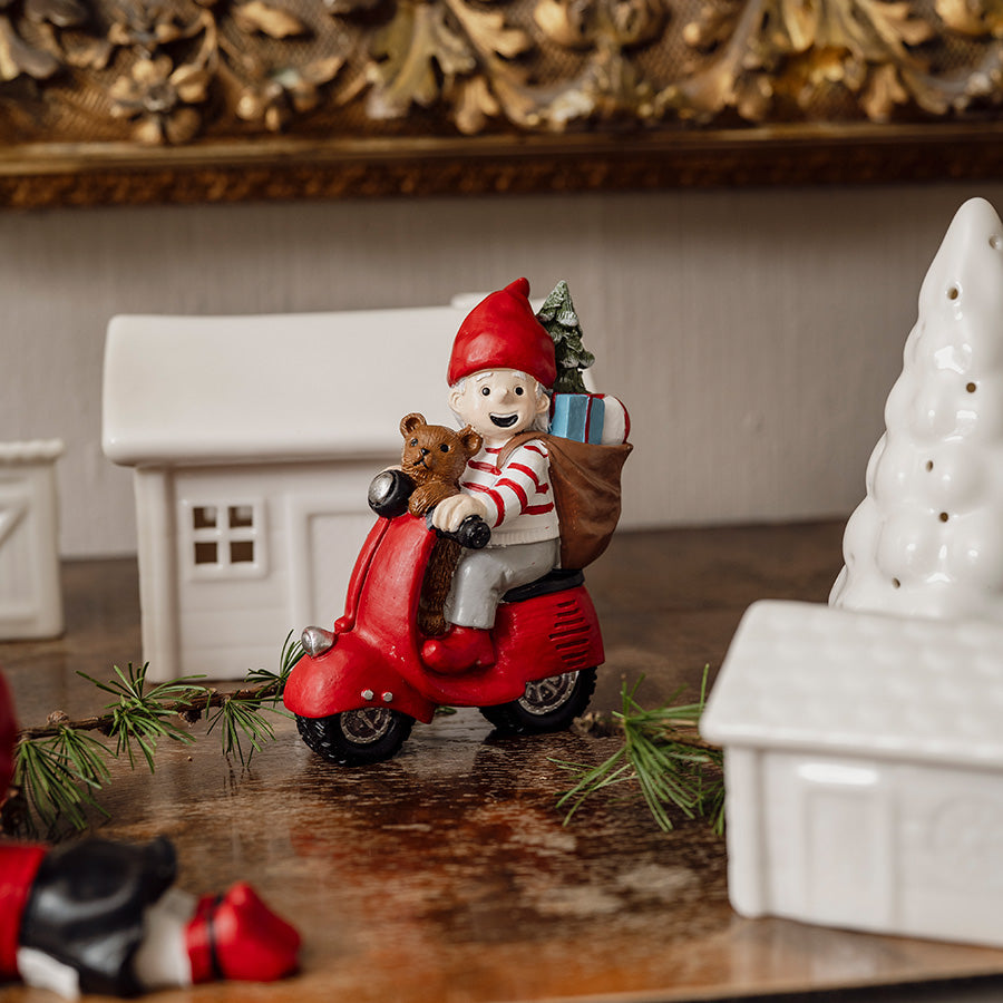 Nissefar på rød Vespa – detaljrik porselensfigur fra Porsgrunds Porselænsfabrik i juledekorasjon