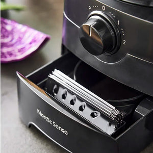 Praktisk innebygd oppbevaringsskuff i Nordic Sense foodprossessor, som holder tilbehøret organisert.