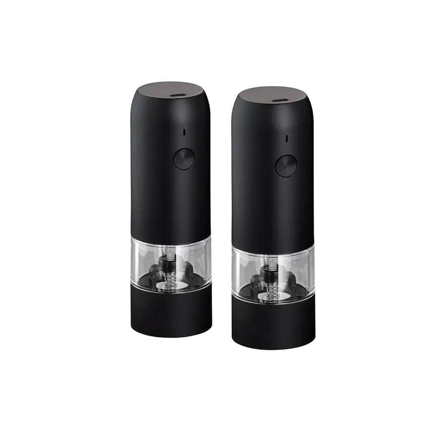 Stilrent sett med elektriske salt- og pepperkvern i svart farge, designet for enkel bruk med justerbar grovhet og USB-C lading.