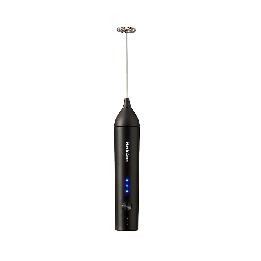 Nordic Sense svart oppladbar melkeskummer med visp og LED-indikator