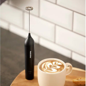Nordic Sense svart melkeskummer og cappuccino på et kjøkkenbrett