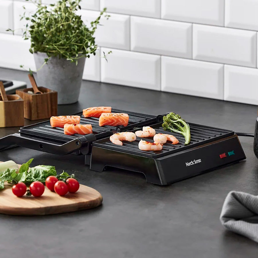 Nordic Sense paninigrill åpnet 180 grader som bordgrill med laks, reker og grønnsaker