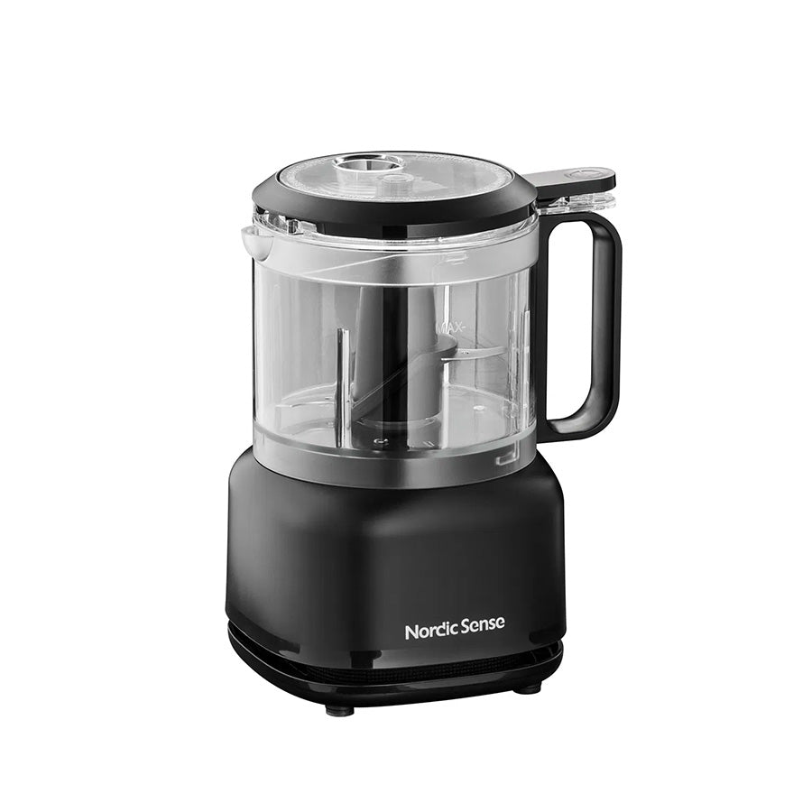 Nordic Sense minihakker med gjennomsiktig bolle og svart base, designet for effektiv hakking av ingredienser. Perfekt kjøkkenverktøy for små oppgaver.