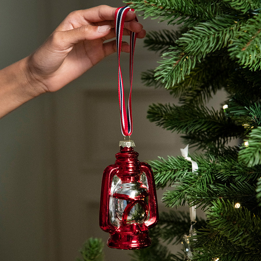 Norgesglasset Norge Fjøslykt ornament hengt på juletre med norsk bånd