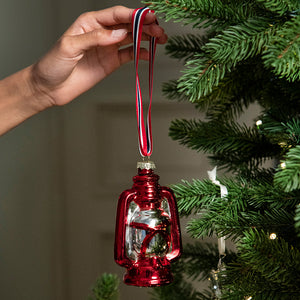 Norgesglasset Norge Fjøslykt ornament hengt på juletre med norsk bånd