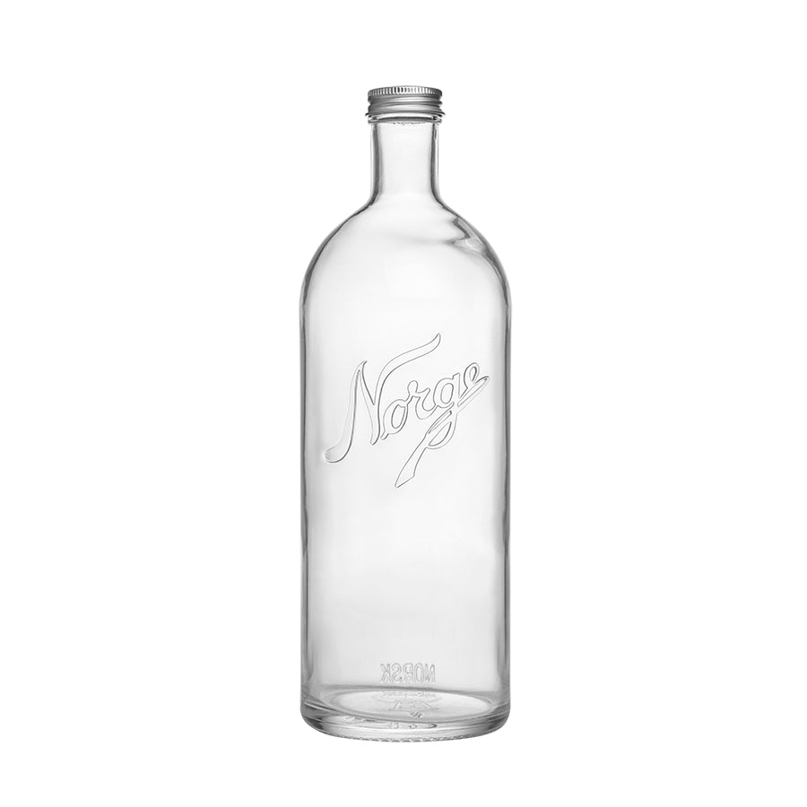 Norgesglasset Norgesflasken 1250 ml i klart glass med gravert Norge-design, perfekt for servering av drikke.